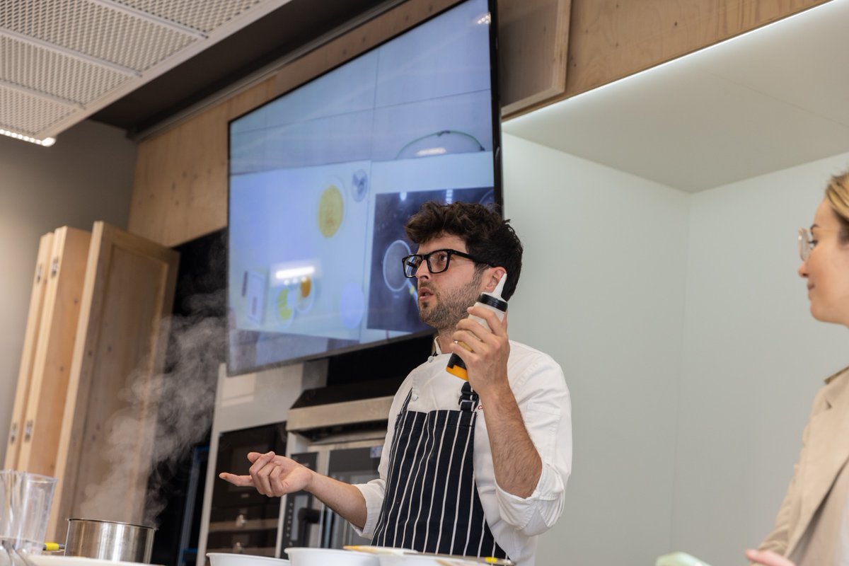 bculinary's tweet photo. “Bien sobre bien: bollo enmantecado mojado a miel”
Estudiantes del #Máster en #CienciasGastronómicas descubren la tradición e innovación en la cultura #repostera 🧁🍰 de la mano de Isabel Pérez, Magali Ortiz, Pol Contreras, Pablo Orduna y Virgina Pascual. https://t.co/v0wIpv0PrZ