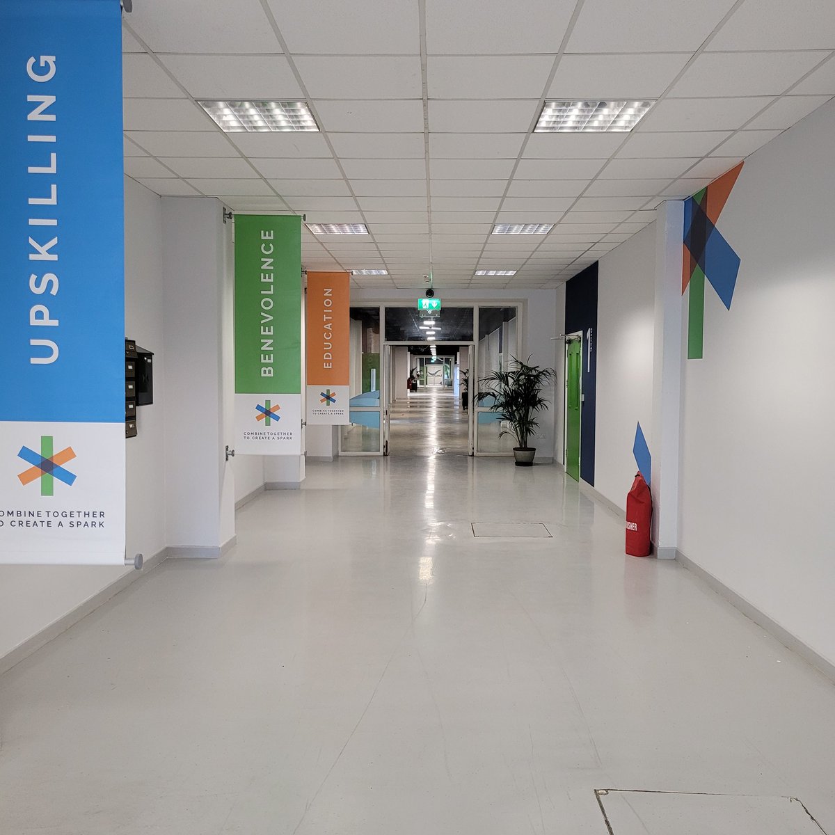 EdwinaGore's tweet photo. Limerick's newest co-working space #SparkHub at LEDP in Roxboro was officially opened by @SimonHarrisTD with @NiallOCalla Fantastic facility + FREE parking & 24hr access! #LimerickEdge #LimerickEmbrace https://t.co/meknpq8OXm