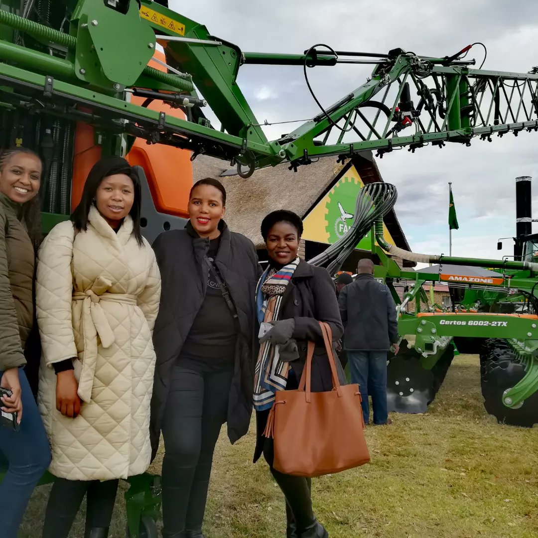 FalconAgriEquip's tweet photo. You never know who you might bump into at @Nampo_Oesdag. 😁
#thankyou for visiting our stand! 😊
#interestingpeople #interestingweek #seeyounextyear #visits #Nampo2022 #FridayMotivation #FridayVibes https://t.co/8rrv2w7wAr