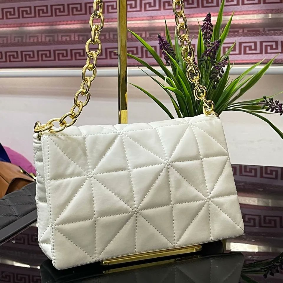 aremart_stores's tweet photo. Bag 🥰            
Size: Midi        
Price: NGN 8,000
                                                      
To order DM or Whatsapp https://t.co/XKVWa4DuuJ

*Payment validates order*
@_DammyB_ please RT https://t.co/GImJNsRrHS