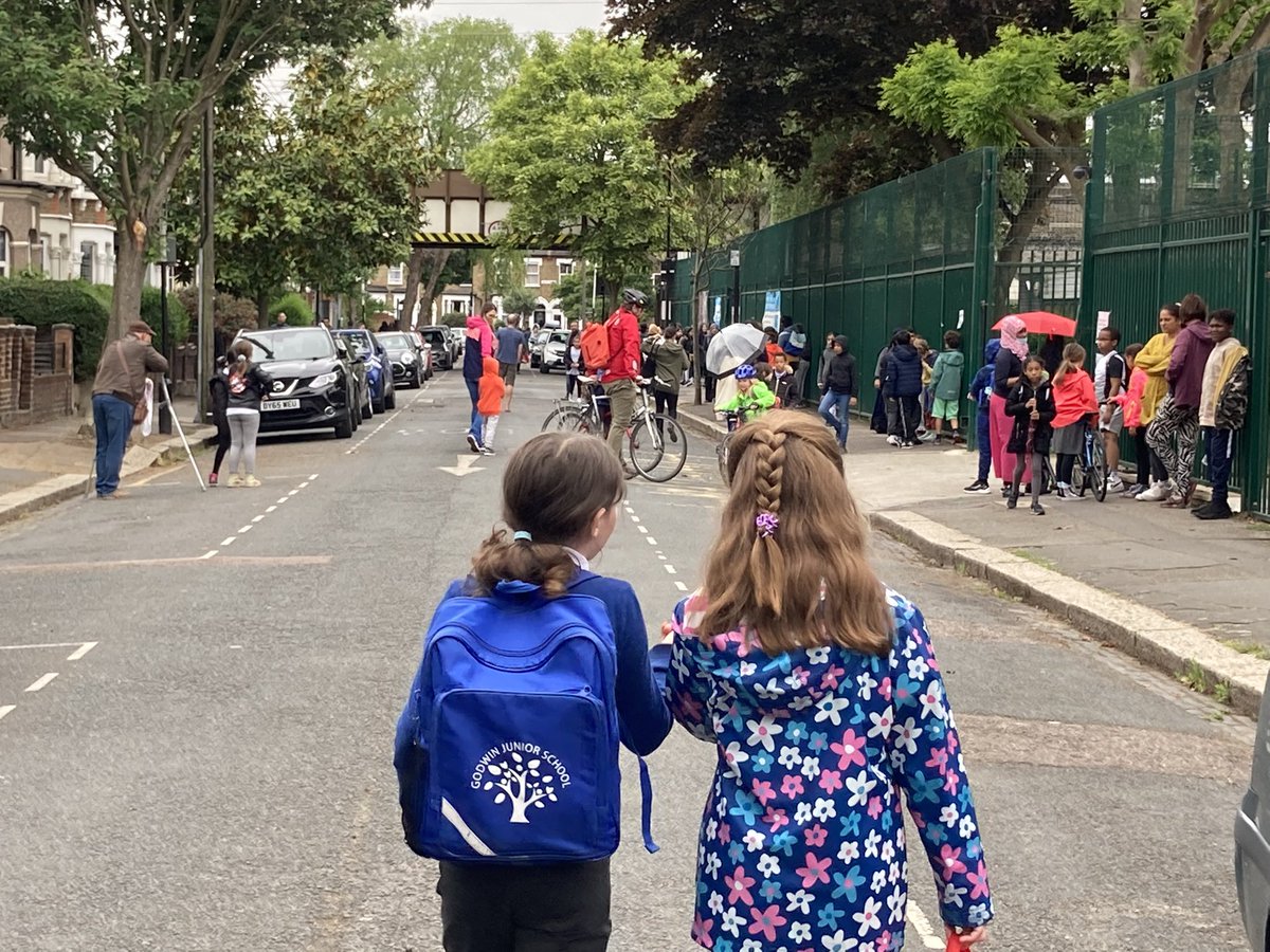 rectripp's tweet photo. It never gets old. Our @NewhamLondon school street closure is such a lovely way to start the day. #healthyschoolstreet https://t.co/046AeKLNBf