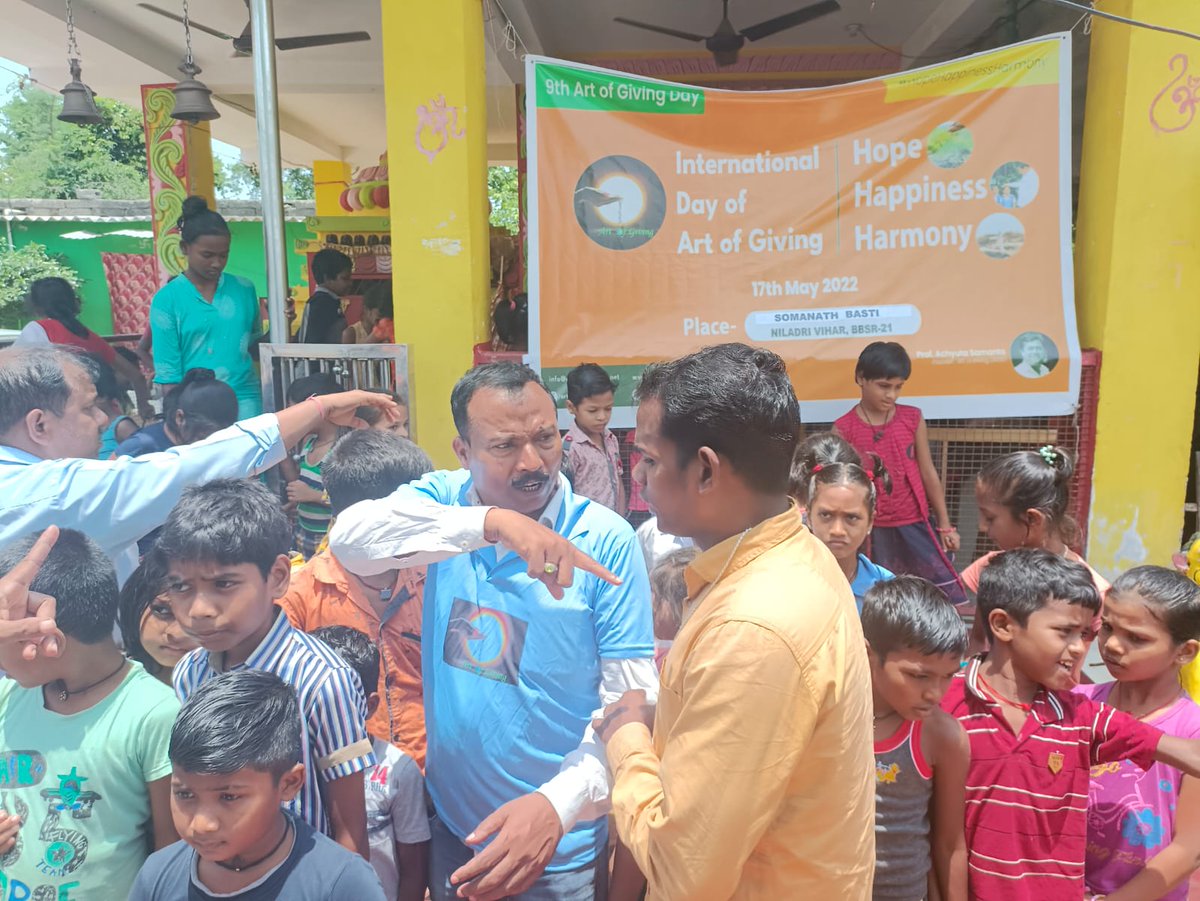 artofgiving_net's tweet photo. Prof. Santosh K. Pani, Controller of Examinations and his staff members, @KIITUniversity celebrated International Day of Art of Giving by distributing pen, notebook, food packets to the children at Somanath Basti, Niladri Vihar and at Sishu Vihar, Patia on 17 May.
#AOG2022 https://t.co/UZgGBioaPB