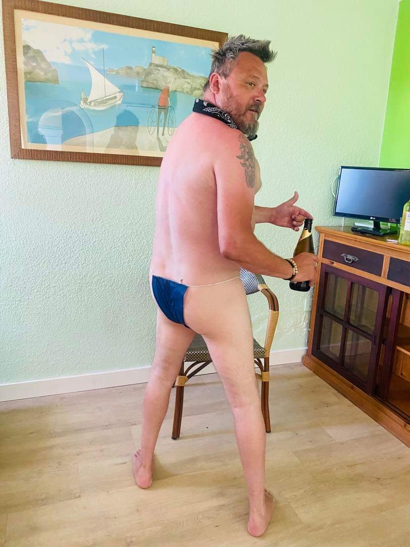 AuthorLazza's tweet photo. My butler will be on hand to sell my book on the following π¬π§ tour dates;
June 18 The Claptrap Stourbridge
July 9 Crew Nuneaton
July 15 Scruffys Brum
July 16 Roadside Leic
July 30 Biz Fest Hinckley
#indieauthor #Butler #tour #ukwritingcommunity #readersoftwitter #ladiesnight https://t.co/bODIlXSNok
