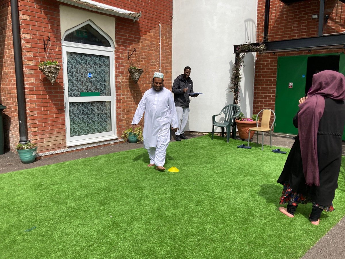 #MentalHealthAwarenessWeek may be over but we won't stop promoting the benefits of physical health to support it🧠

This time last week Carl was out in the community at Banbury Mosque supporting @AgeUKOxon with their Health MOT's 💓

@Cherwellcouncil @sportinmind