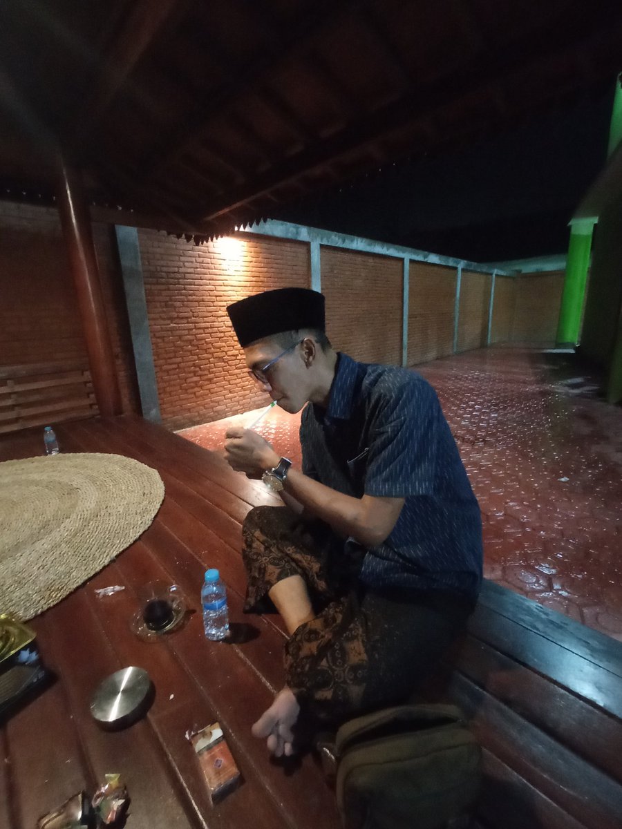 bagus_ubaid's tweet photo. Silo bareng Gus @gus_barra86 Wk. Bupati Mojokerto, cerita ngalor ngidul proses beliau menimba ilmu di Mesir kemudian menikah dengan Ning Hana lalu kembali lagi ke Mesir, tentang per Ojek Online sampe penjual online di Jatim khususnya Mojokerto Raya dll

Maturnuwun Gus Barra https://t.co/xZsexdMF9M