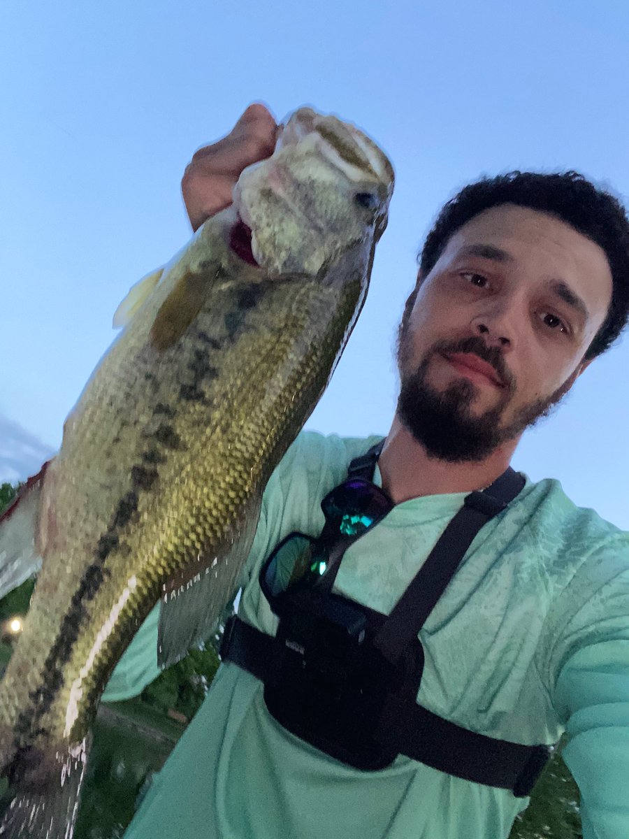 JonFMartin's tweet photo. This afternoon’s weather was way too severe to get out in with all of the tornado warnings an all so, I guess pictures from yesterday will just have to do 📸 #lifesbetterwhenyoufish #bass #threeyounder https://t.co/ptCwNk8nn6
