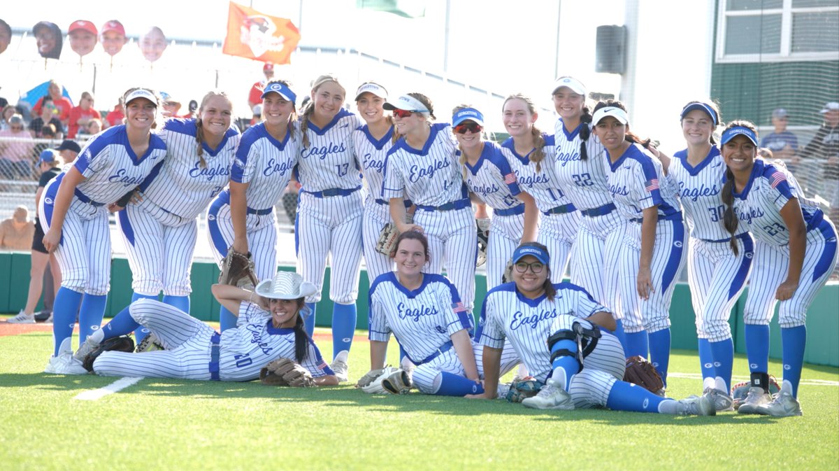 FlxAtx's tweet photo. did that!  but job not finished yet @withpurpose2020 #efnd #txhssoftball #UILplayoffs https://t.co/QajlZF5BtA
