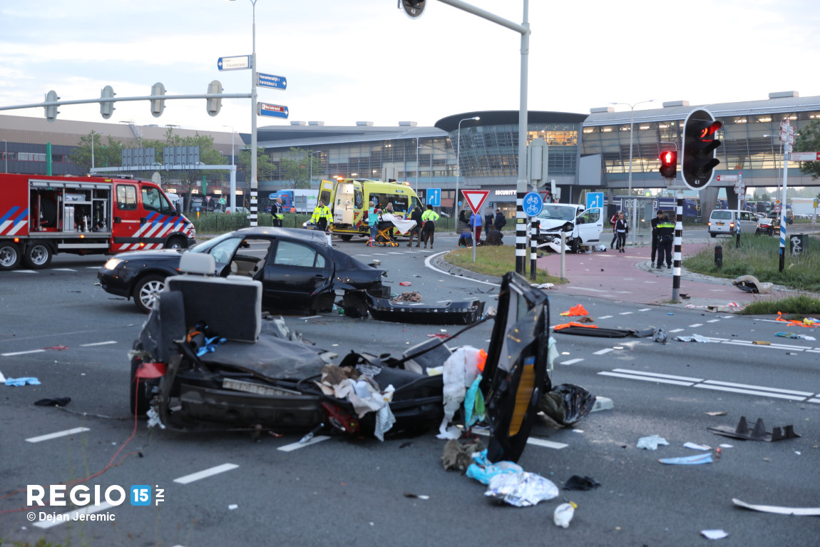 regio15's tweet photo. Zwaar ongeval tussen busje en auto op de #Veilingroute #Honselersdijk. Meerdere gewonden. Zeven ambulances uit drie regio's gealarmeerd. https://t.co/URdL4BOS3P