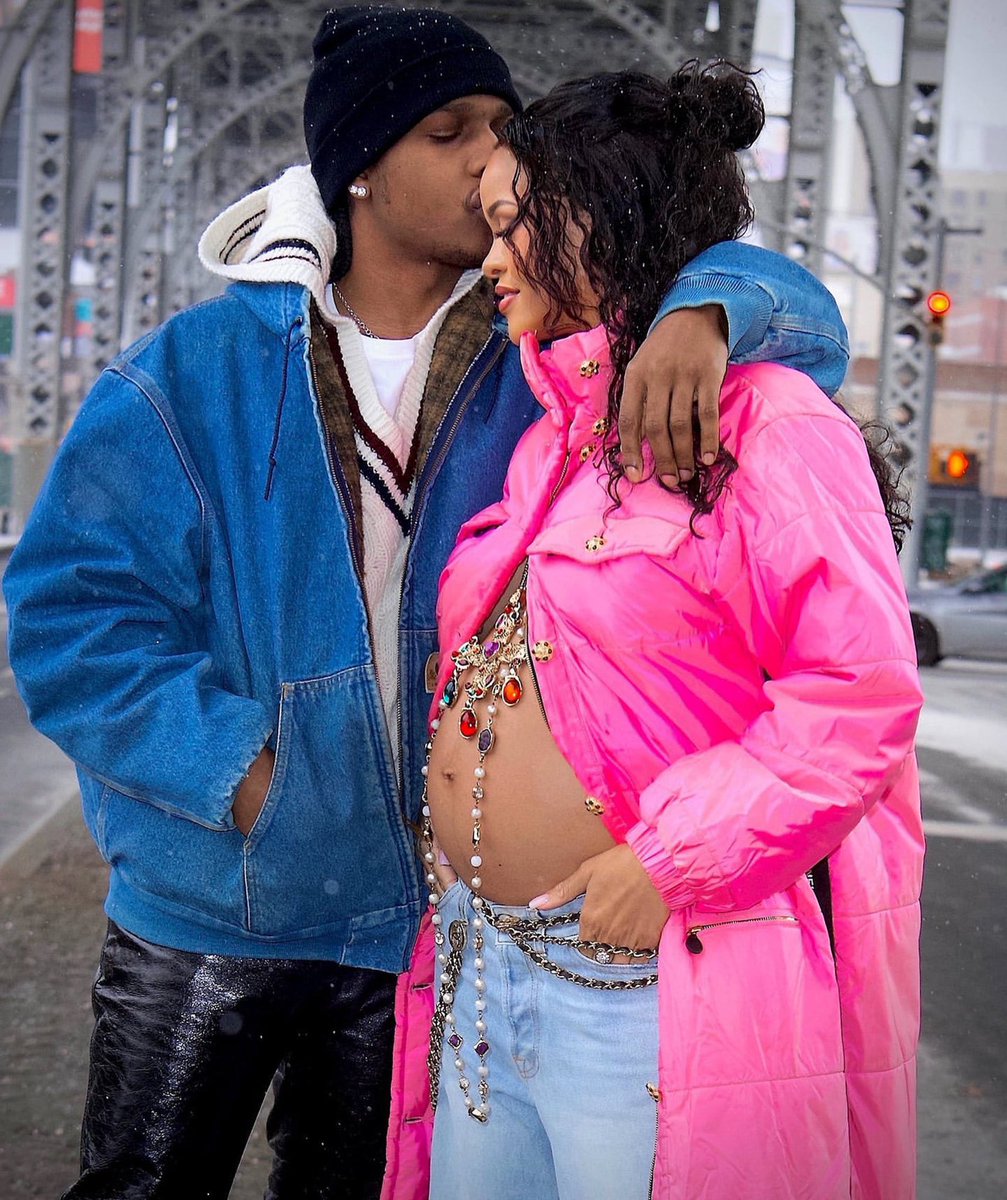 Rihanna 13 Mayıs’ta oğlunu dünyaya getirdi. Artık onlar resmen anne ve baba! 🥹