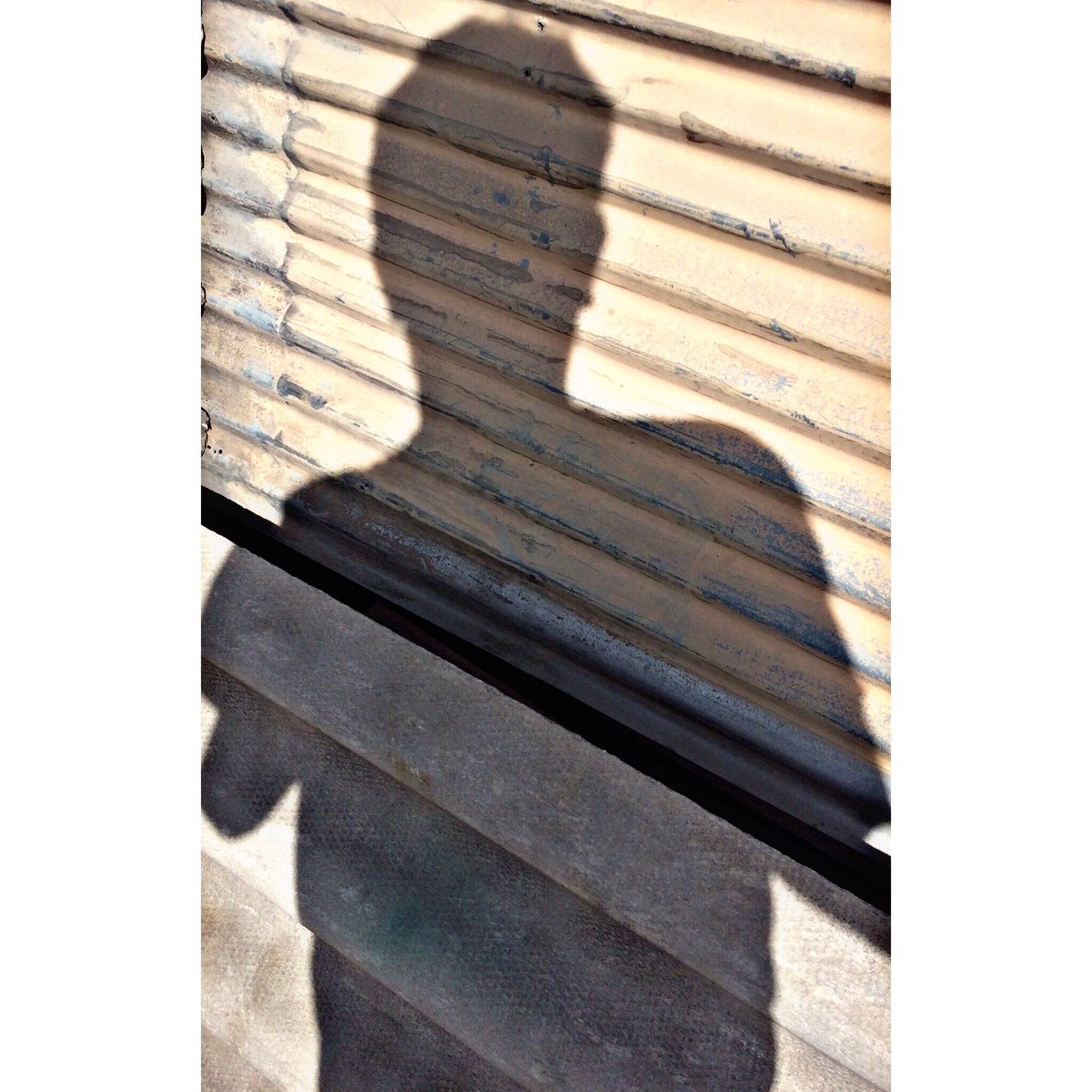 #QuoteOfTheDay 🇨🇴 "La sombra no es oscuridad, es el lugar donde la luz descansa". #Nach // 🇬🇧 "The shadow's not darkness, it's the place where the light rests". <a href="/Nachsoyyo/">Ignacio Fornes NACH</a>