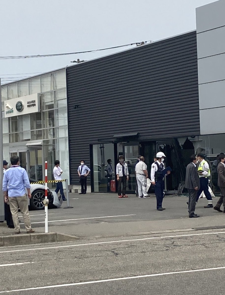 出来島のポルシェ販売店車突っ込んだみたいだね