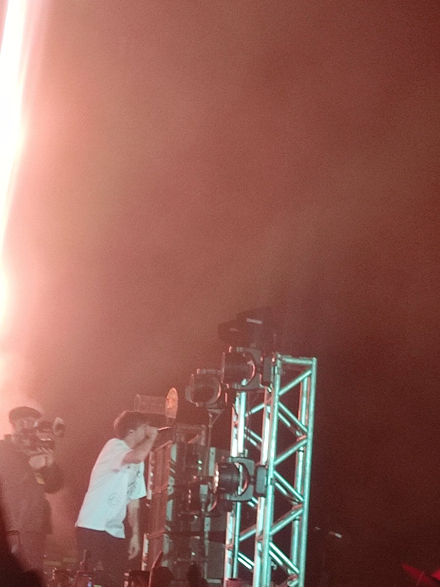 loveofearless's tweet photo. literalmente no puedo explicar en palabras lo que fue el dia de hoy, agradecida de poder vivirlo, no asimilo que vi a mi sol, mi persona favorita en el mundo, es un ángel nada más que decir, el mejor concierto de mi vida, es muy irreal todavía, pero te amo Louis Tomlinson 🤍🤍 https://t.co/W30oIqS0Om