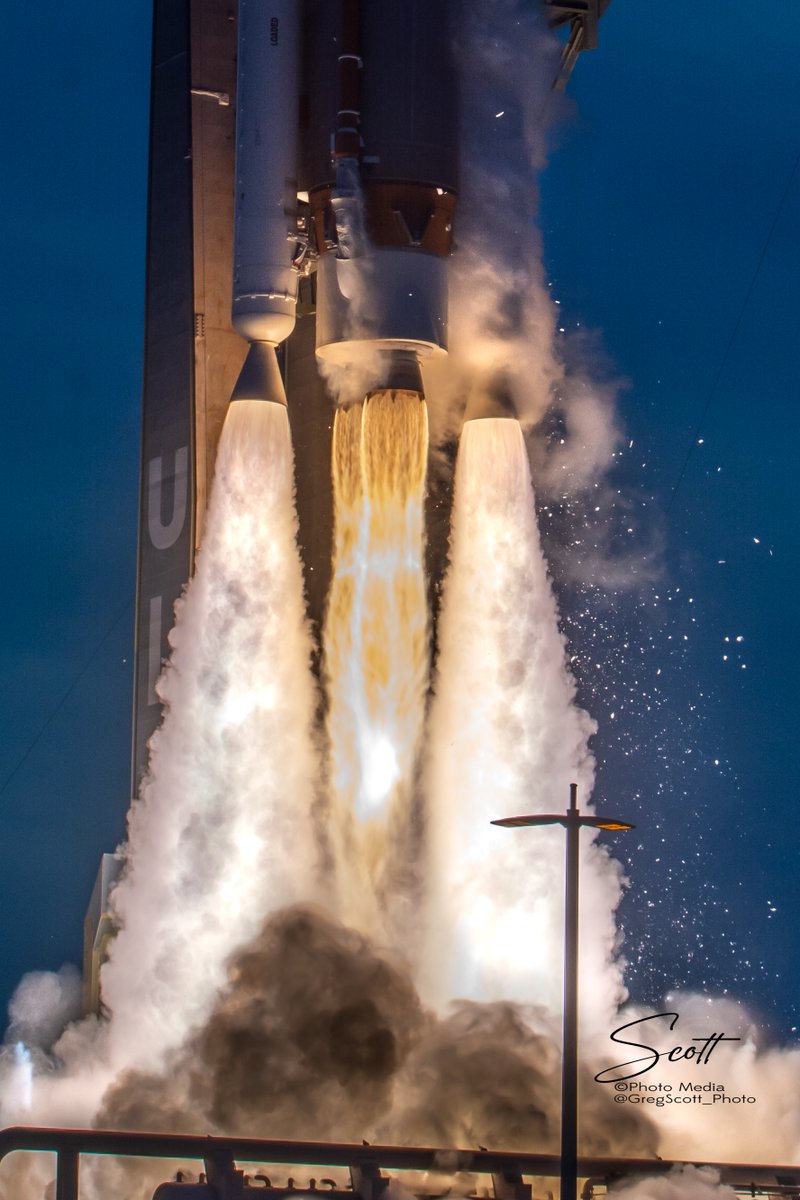 GregScott_photo's tweet photo. A couple of engine shots from tonight's ULA Starliner mission. The different qualities &amp; exhaust streams of the RD-180 engine &amp; the SRB's always gets my attention. @torybruno @ulalaunch https://t.co/mB6SrnNF3H