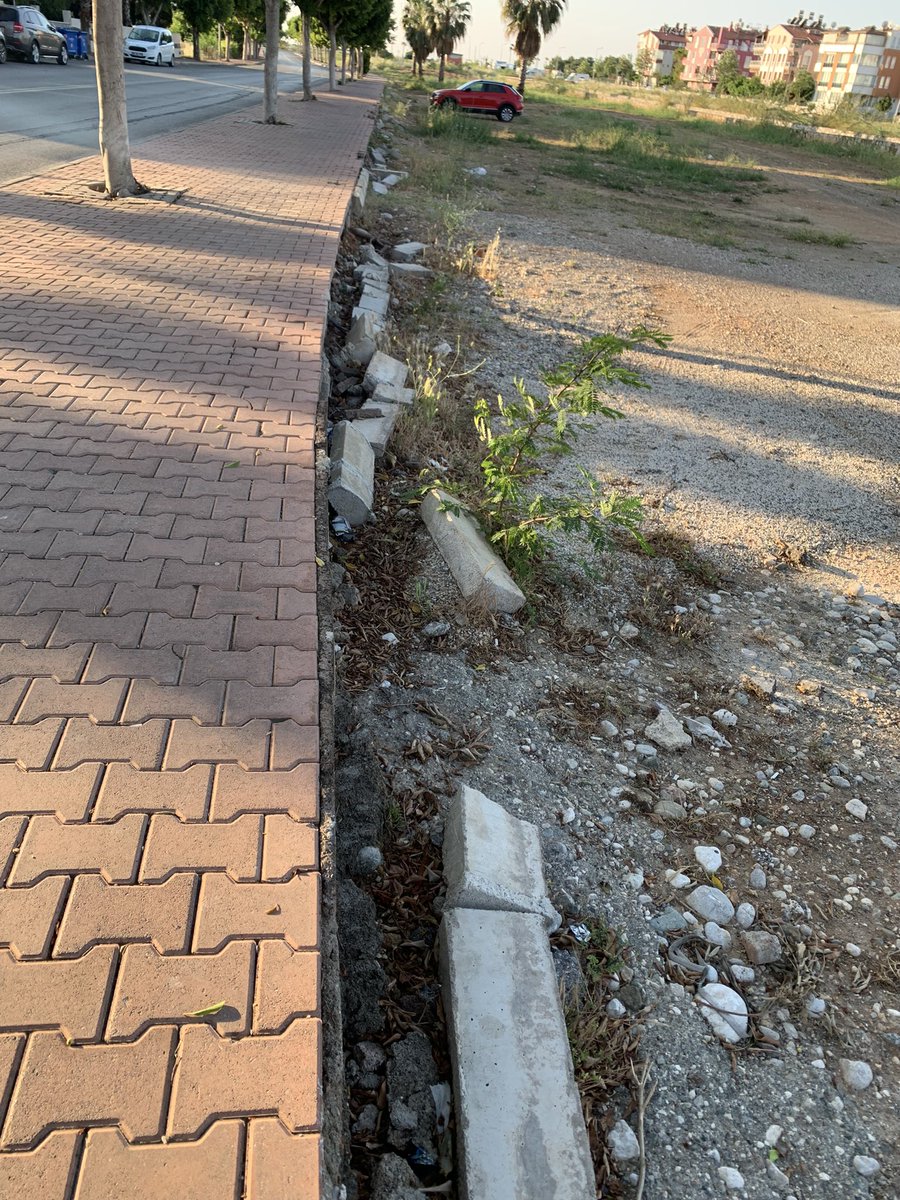 Her sabah gözüme batıyor #konyaalti  #antalya … sizde bu görüntüler nasıl bir his bırakıyor? Belki tek bana ters geliyor 🤷‍♂️