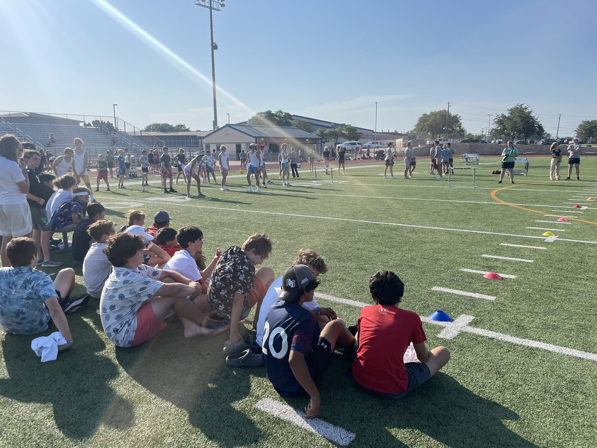 Great weather for some dodgeball 🤩 @HudsonBendMS @HBMSAthletics #hbms