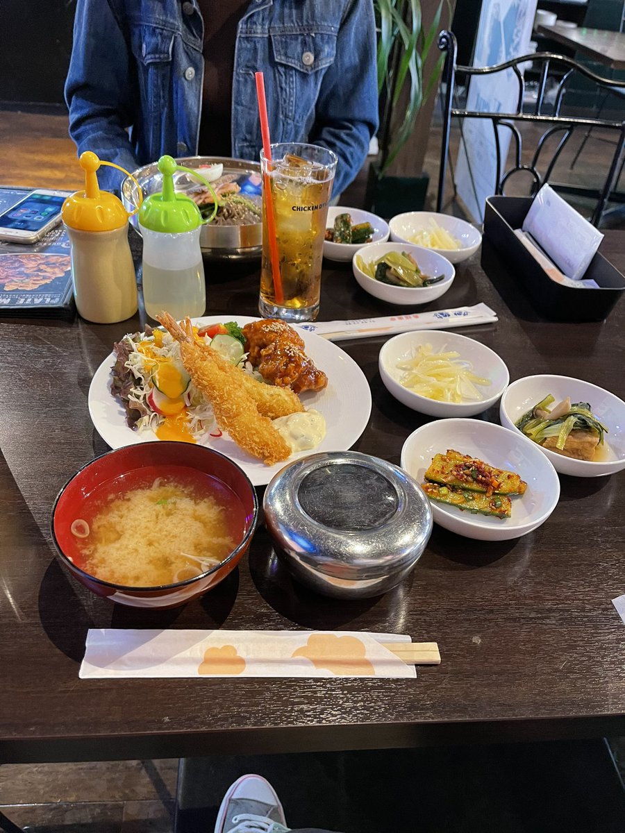 poppone_san's tweet photo. お初の #dynamitechicken
文字通りバンタンだらけ💜💜
モニターに夢中で美味し���食事が進まない😂
さて、 @spingcafe に移動しますか https://t.co/q6VVYztj46