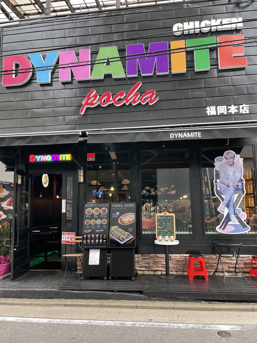 poppone_san's tweet photo. お初の #dynamitechicken
文字通りバンタンだらけ💜💜
モニターに夢中で美味し���食事が進まない😂
さて、 @spingcafe に移動しますか https://t.co/q6VVYztj46