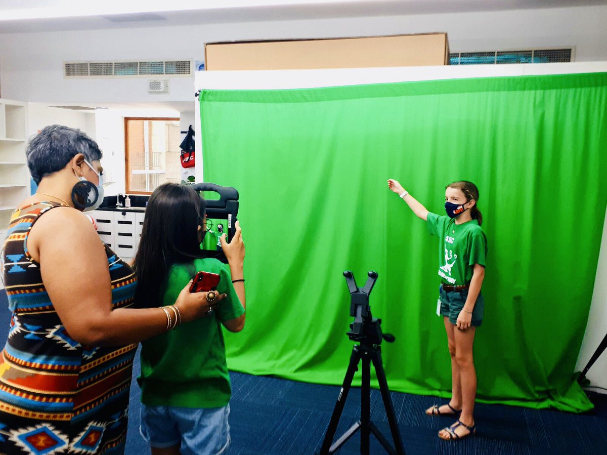 vpriyatech's tweet image. Grade 5 students learning how to create a movie using the green screen. #AISCTech #AISCGrade5 #AISCElementary