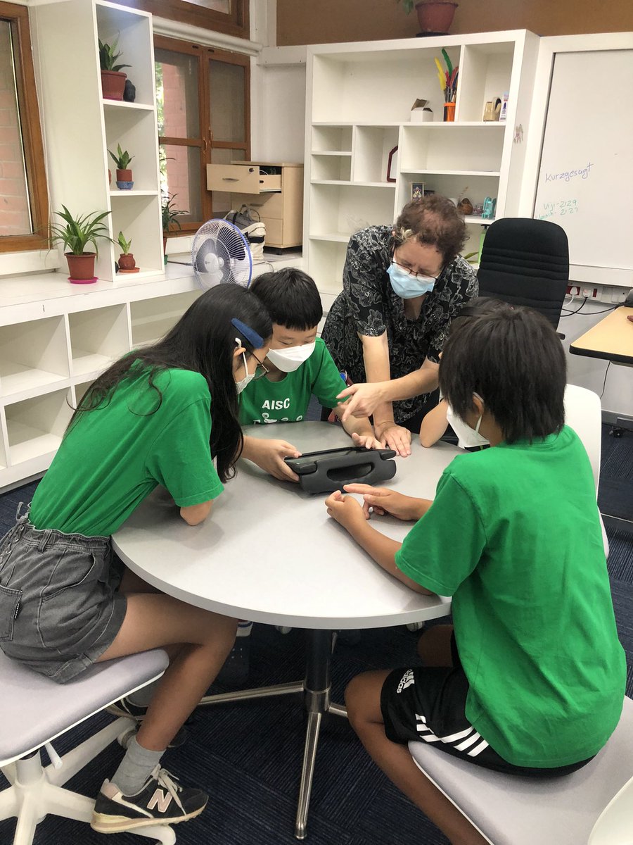 vpriyatech's tweet image. Grade 5 students learning how to create a movie using the green screen. #AISCTech #AISCGrade5 #AISCElementary
