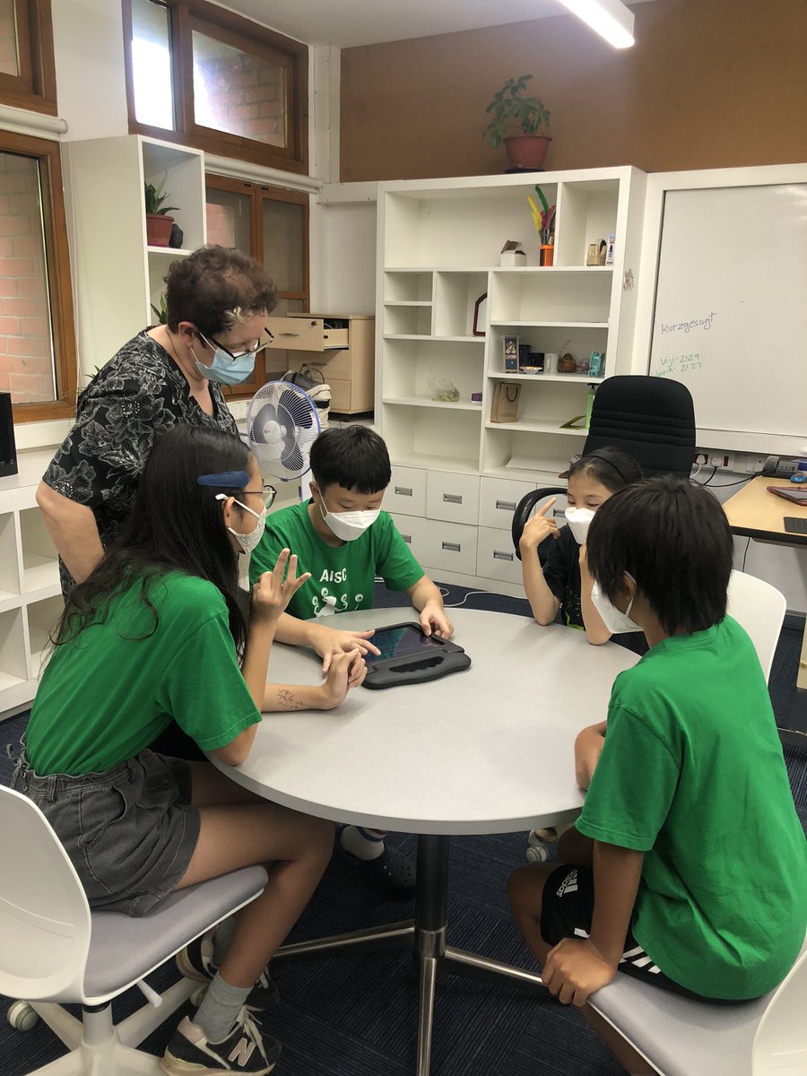 vpriyatech's tweet image. Grade 5 students learning how to create a movie using the green screen. #AISCTech #AISCGrade5 #AISCElementary