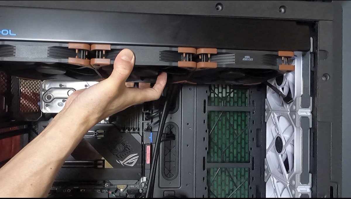 k_heartland's tweet photo. 悲報
PHANTEKS Enthoo719(Luxe2)でC8FにEKのVRMプリッジ載せるとクリアランス不足!トップに140ファン不可!
360x60ならあるけどノクチュア買ったしなぁ😭
#やってもた
#仕様変更必須
#1000D持ってくるか
#PHANTEKS #Enthoo
#asus #ROG
#EKquantum https://t.co/OvdGecIG32