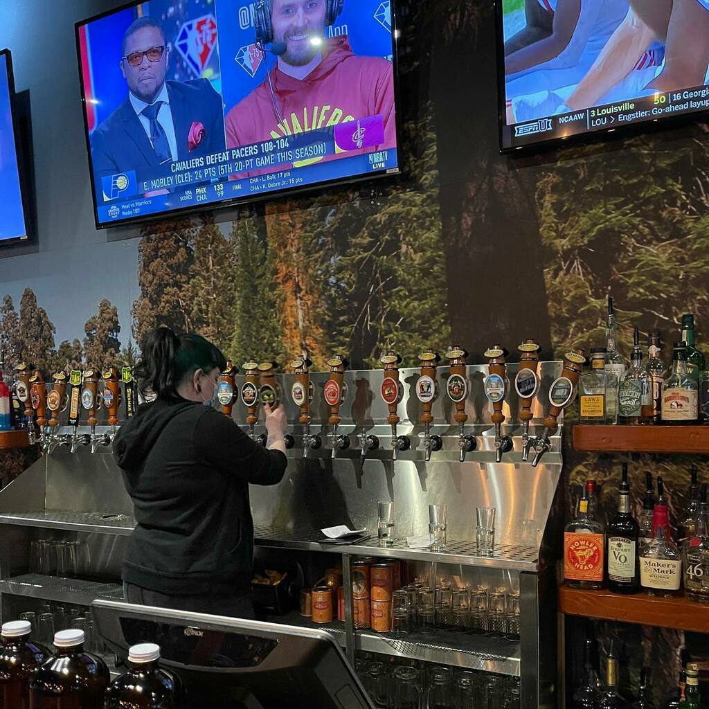 @sequoiabrewingcompany is exactly what you want in a hometown brewpub.  A huge tap list of solid craft beer, full bar and awesome menu of classic pub fare including this insanely delicious Smoked Sausage Beer Mac N Cheese, and this Gilroy pizza with charbroiled chicken, roas…