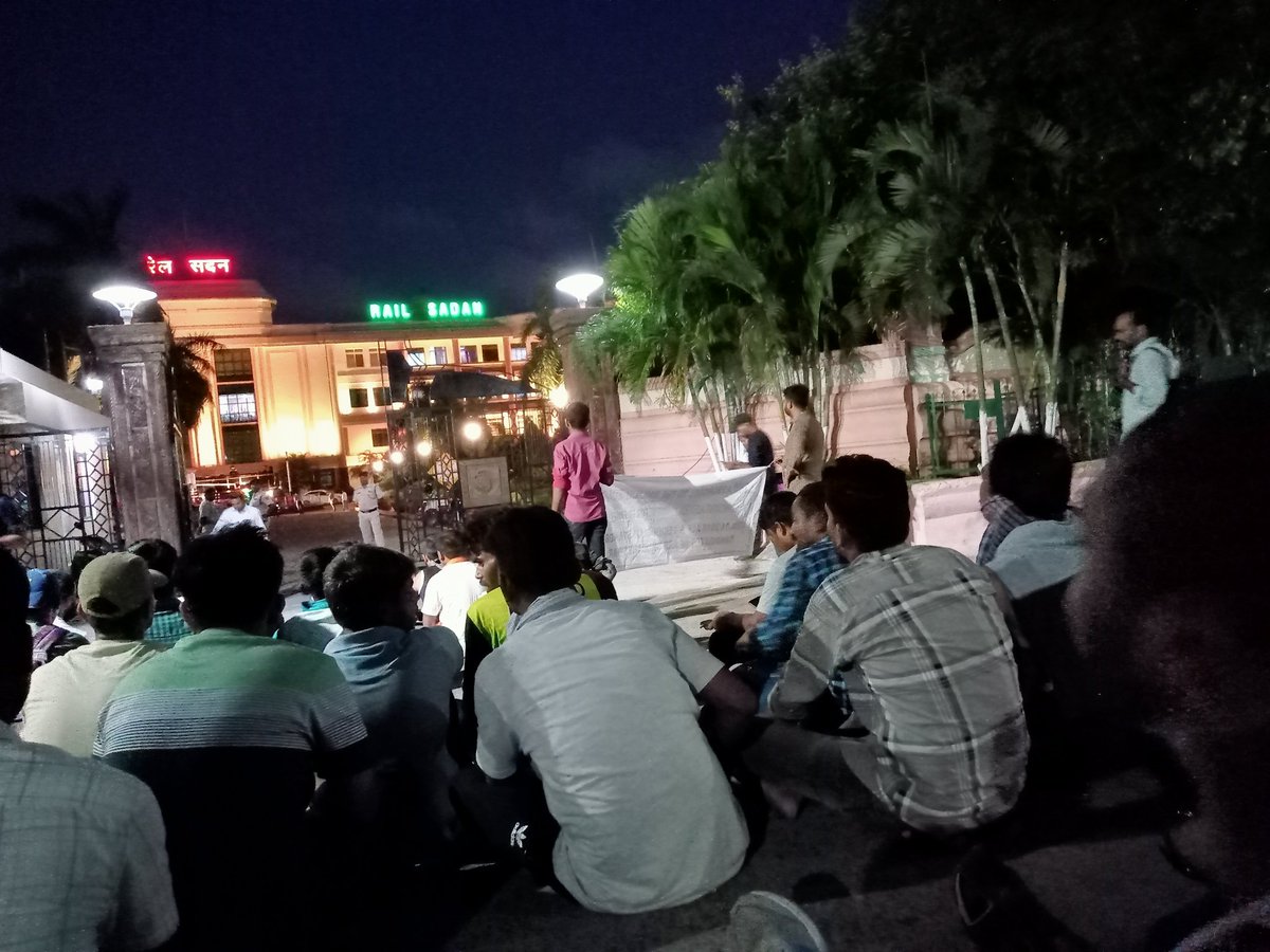 SamirDa90695779's tweet photo. Respected sir
please clear ALP/TECH standby, we all are mentally financially &amp;socially exhausted, we all are waiting from last 3 years ,pls understand our pain ,show humanity 
@EcorPersonnel @AshwiniVaishnaw @PMOIndia @narendramodi @DRMKhurdaRoad  @DRMSambalpur @rrb_bbsr https://t.co/MkLlDY852X