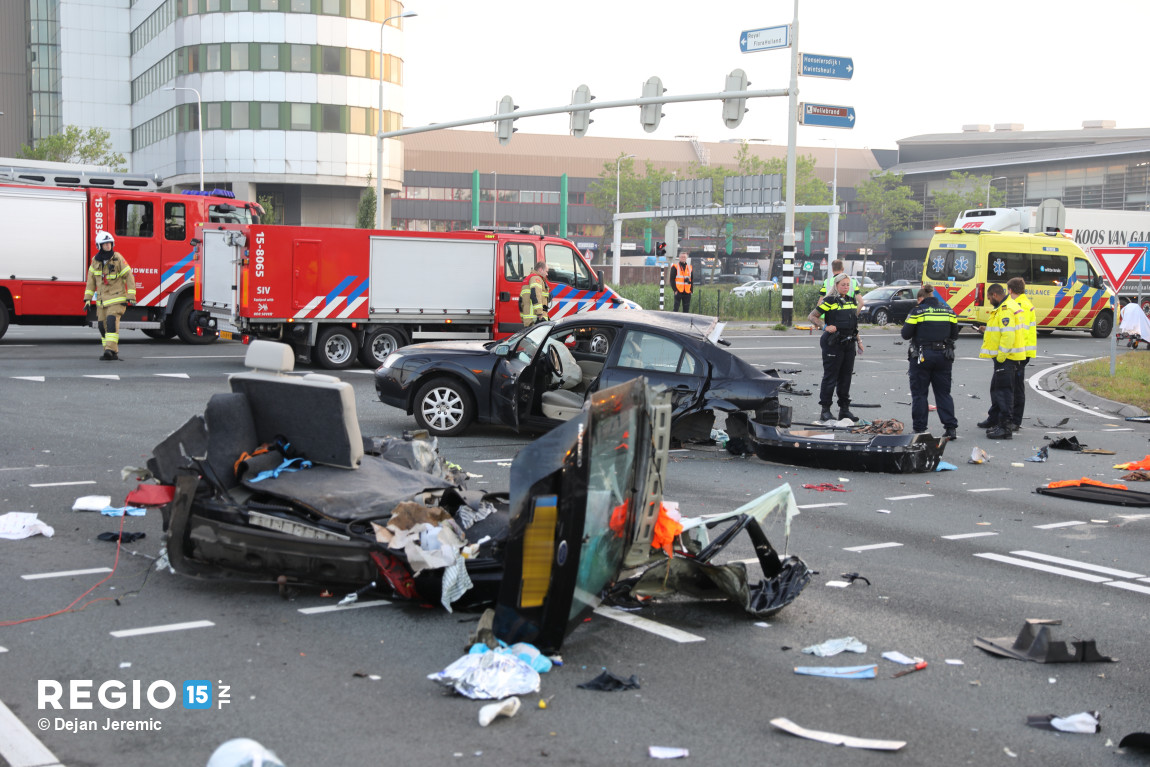 regio15's tweet photo. Nu online: meerdere gewonden bij zwaar ongeval op de #Veilingroute #Middelbroekweg #Honselersdijk https://t.co/Qi3qaH8ztv https://t.co/4SI7SAn1VX