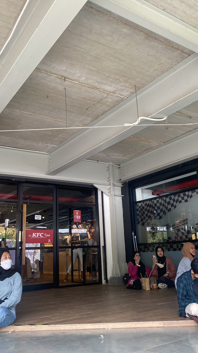 f1rstfruits's tweet photo. hi guys aku sm temen2 jualan pc sama album di depan kfc heheh kalo mau jajan mampir sini yuk https://t.co/CvsY9DMW7i