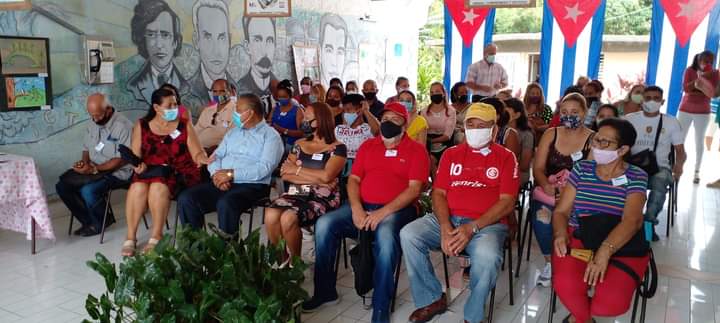 idalmis_wanton's tweet photo. La alegría primó en este encuentro de miembros del Destacamento Pedagógico Manuel Ascunse Domenech en su 50 aniversario, fueron recordados sus primeros pasos en el magisterio cubano,  "instruir puede cualquiera, educar sólo quien sea un evangelio vivo" #dpeStgo #CubaMined https://t.co/qQ0H1zmKJ8