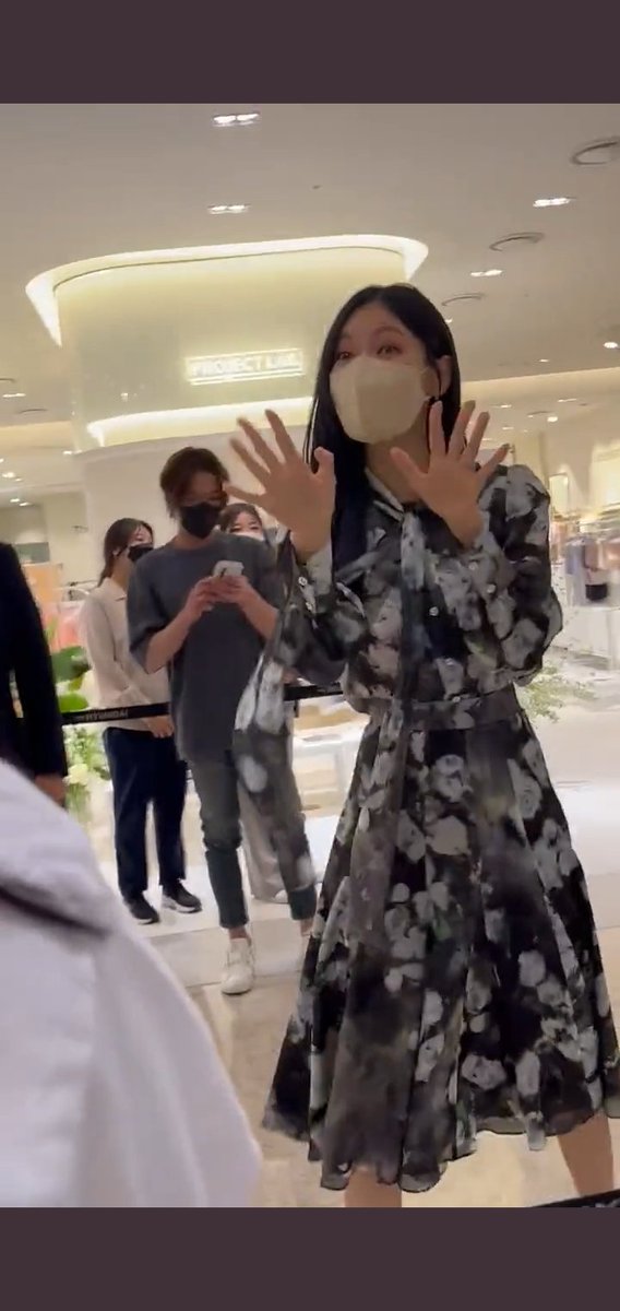 her dress and her hair is so prettyy omygawd my meow meow always slays 🥹