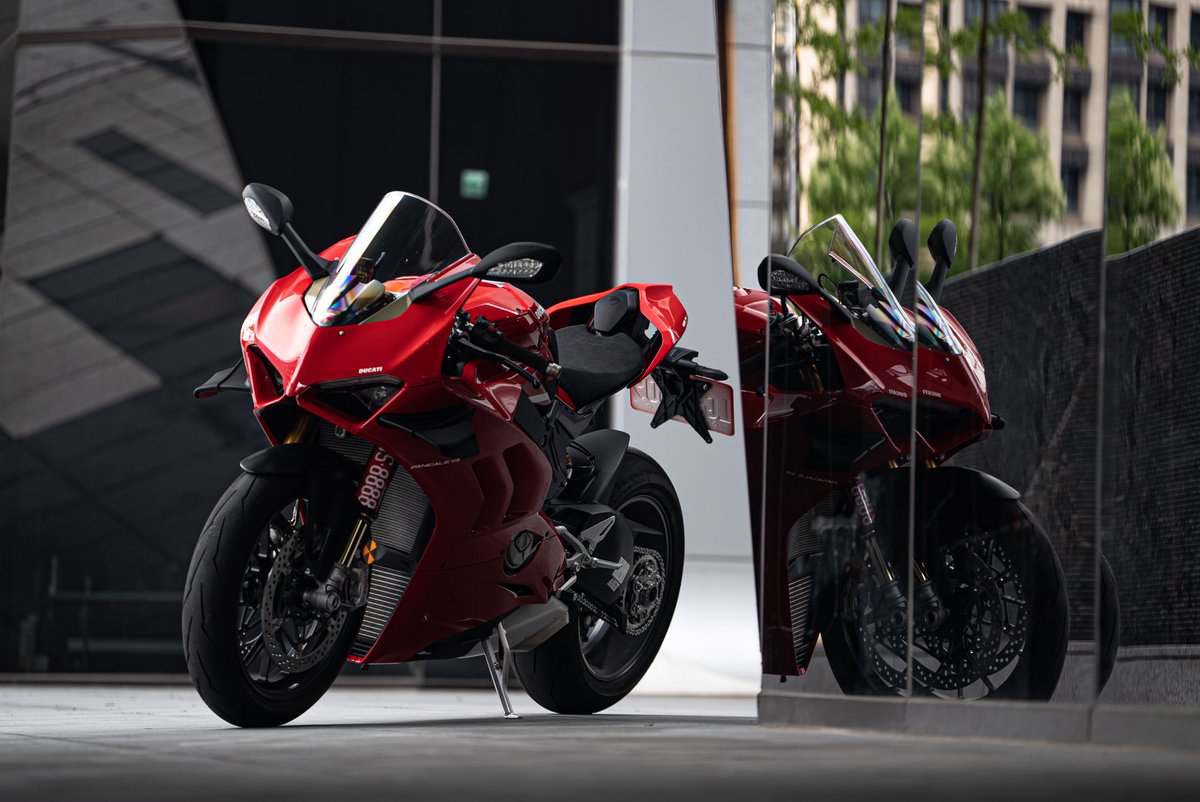 PT_MotoDaily's tweet photo. BEAUTY FIGHT MACHINE
#DUCATI #panigale #panigalev4s #v4s #ducatiperformance https://t.co/C0teDMQr4T