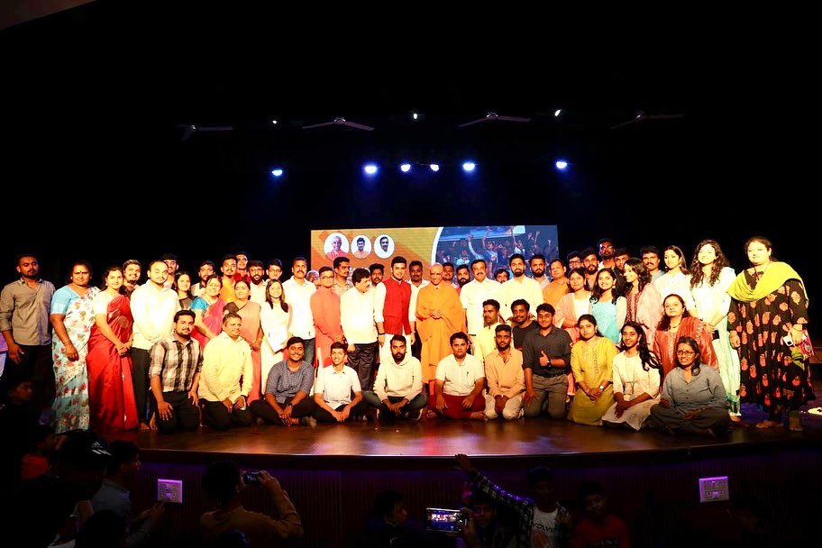 Abhishe67672558's tweet photo. #youthcanlead
ಸಂಸದ ಶ್ರೀ ತೇಜಸ್ವಿ ಸೂರ್ಯ ರವರ ನೇತೃತ್ವದಲ್ಲಿ " ಬೇಸಿಗೆ ಶಿಬಿರ - 2022 "
APS ಕಾಲೇಜಿನ ಆಡಿಟೋರಿಯಂನಲ್ಲಿ ಸಮಾರೋಪ ಸಮಾರಂಭ , ಮಕ್ಕಳಿಂದ ಸಾಂಸ್ಕೃತಿಕ ಕಾರ್ಯಕ್ರಮ ಹಾಗೂ ಪ್ರಶಂಸ ಪತ್ರ ವಿತರಣೆ .
#tejasvisurya #bangloresouth #mp #summercamp #childrenempowerment #mptejasvisurya #initiatives https://t.co/YJe9Ntm0zD