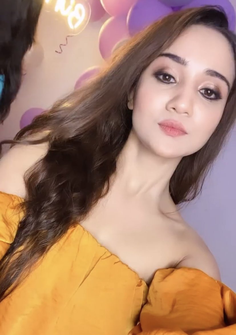 hourlyashi's tweet photo. #AshiSingh https://t.co/93C5ZfFnhn