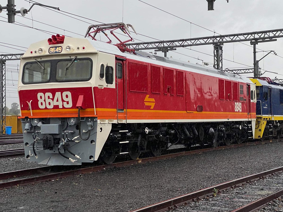 8649 comes back to life as its pantograph is raised for the first time in its freshly repainted candy livery!!!