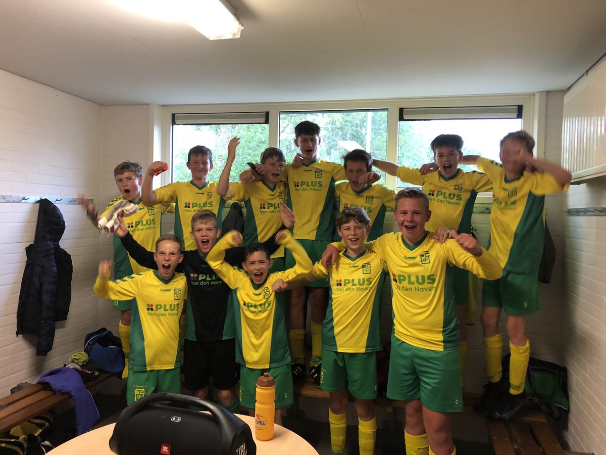 SCO_D1's tweet photo. We sluiten de competitie af met een klinkende 6-0 overwinning op @SVSchalkhaar JO13-2. Deze groep heeft zich zowel technisch, tactisch als mentaal uitstekend ontwikkeld dit seizoen. Wat een fijn stel!! https://t.co/F3v6QpIIxd