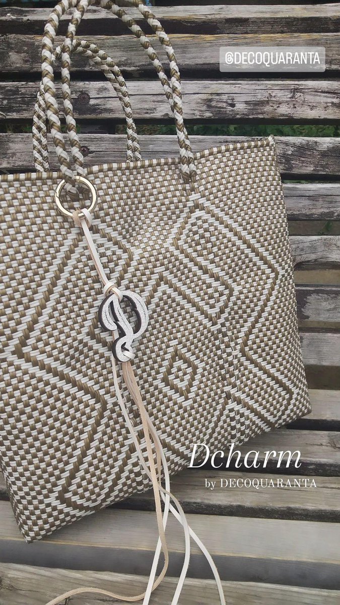 gdchouchou's tweet photo. 昨日のワークショップで作ったDECOQUARANTA 典子先生のDcharm
一部未完成での持ち帰りなので忘れないように仕上げて📷✨
#グルーデコ
#Dcharm
#メルカドバッグ https://t.co/hXlqYHxX01