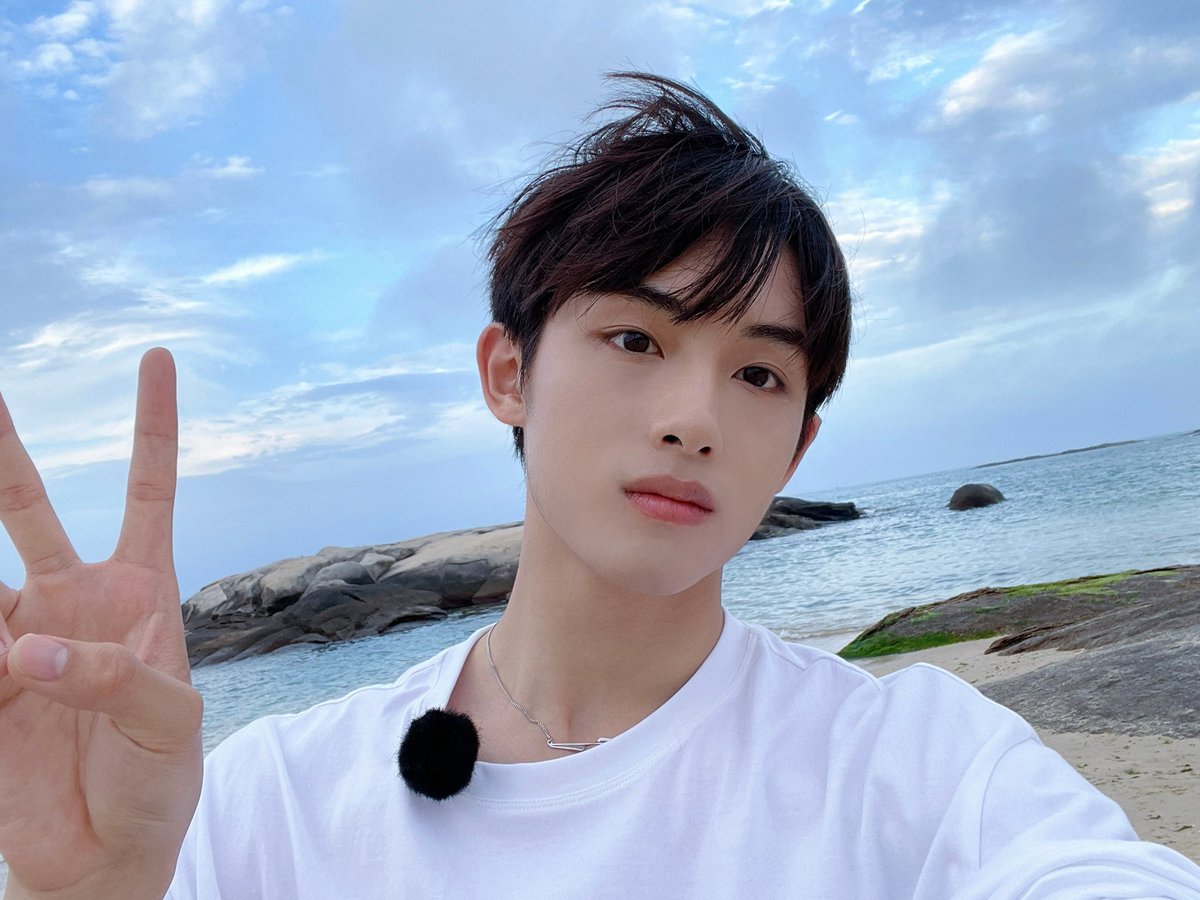 soonyunqi's tweet photo. Dong Sicheng woke up and choose violence. IM HERE FOR IT
may 2021:                    may 2022: https://t.co/oievSMUf7v
