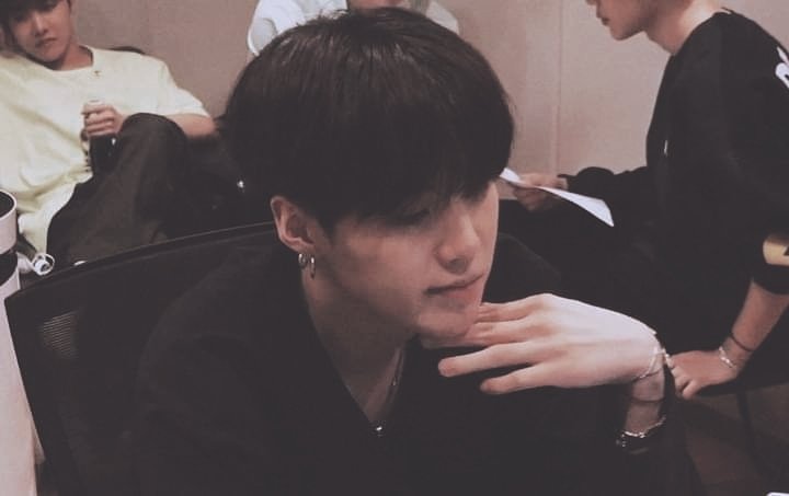 Moon1306_twt's tweet photo. Bất kể bias của cậu là ai, thì ít nhất một lần cậu đã rung động trước Yoongi, và cũng từng mong sẽ được gả cho một người như anh ấy.
#방탄소년단슈가 #슈가 #민슈가 #민윤기 #윤기 #BTSSUGA #SUGA #MinYoongi #Yoongi #AGUSTD  #BANGTAN #BTS #BTS_Proof @BTS_twt https://t.co/dtdzfq3N2o