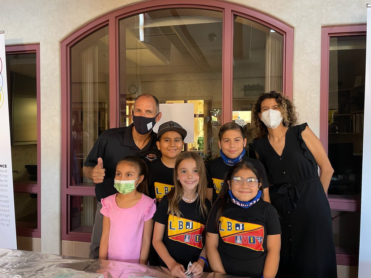 Showing our AVID spirit tonight. We sure have learned a lot this first year. Such a wonderful opportunity to learn and grow. Thank you @LonghornsLbj, <a href="/dsusdAVID/">Dr. Kari Lynn Penny</a> and <a href="/dsusd/">BlackJet</a>!