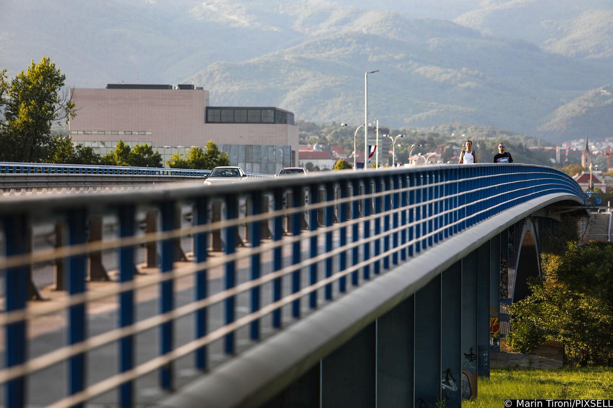PIXSELL's tweet photo. Kreću radovi na jednom od najprometnijih mostova u Zagrebu, mostu Slobode, trajat će tri mjeseca 🌉
📸Marin Tironi/PIXSELL
#bridge #most #mostslobode #radovi #ljeto https://t.co/ymWRAOqnre