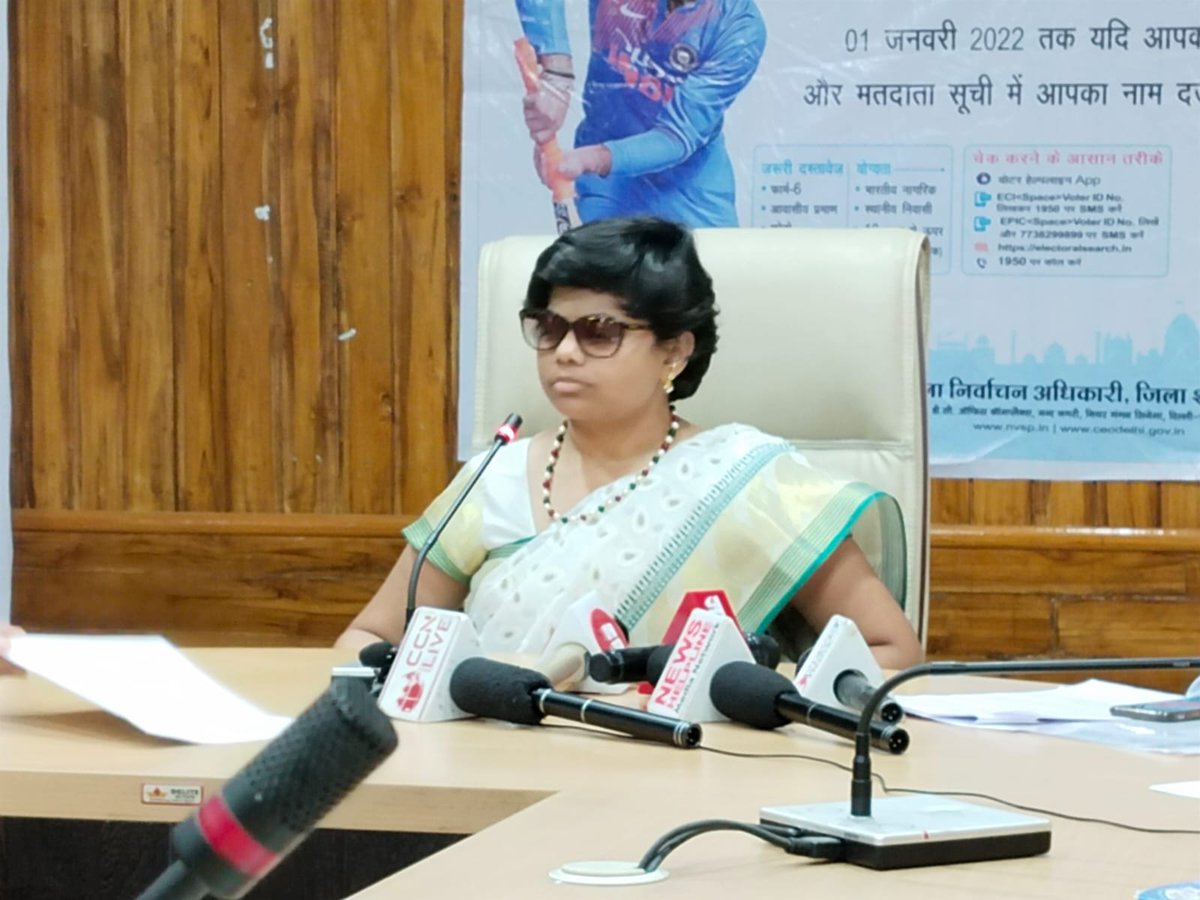 CeodelhiOffice's tweet photo. Interaction/Briefing to Media about Voter awareness and ECI online portal facilities by Smt.Patil Pranjal Lahensingh,DEO and Sh.Tapan Kumar Jha ,SDM/Election , Shahdara Distt ,Delhi on 19.05.2022 #DEO #SDMe #district #Shahdara #Awareness #chalovoterbanehum #novotertobeleftbehind https://t.co/rQFzmEuYgh