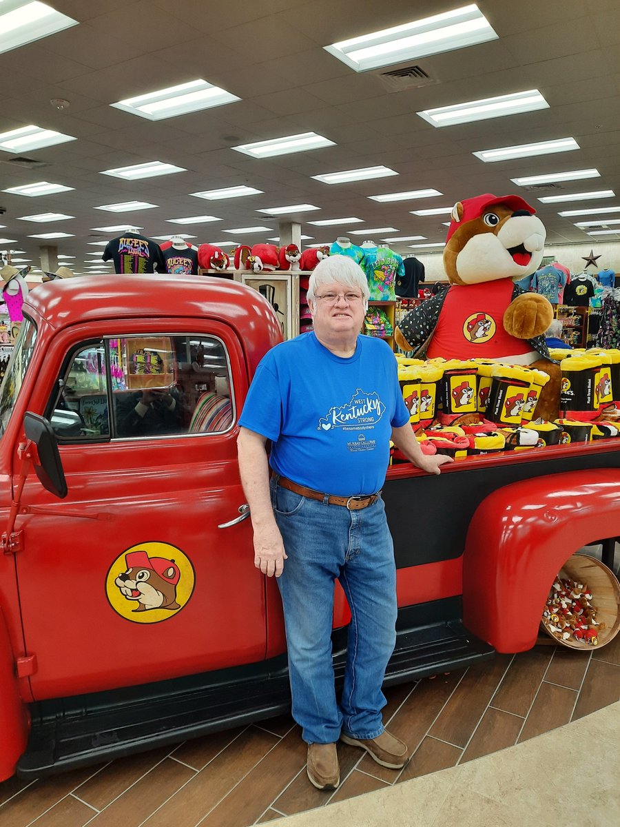 evbevhart's tweet photo. this is a happy place. the bathrooms are amazing!!! if you got to go...go to buc-ee's in richmond ky. https://t.co/XQppILMuWy