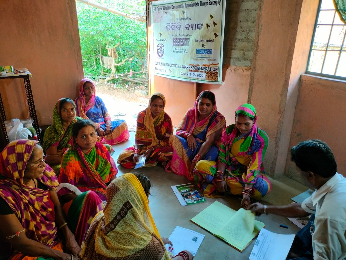 ConcernIndia_'s tweet image. On World Bee Day, happy to share that we imparting training on beekeeping to communities in Karnataka and Odisha with the support of grants from @dcb_bank.
#concernindiafoundation #dcbbank #worldbeeday #ecosystem #beekeeping #karnataka #odisha #training #communitydevelopment