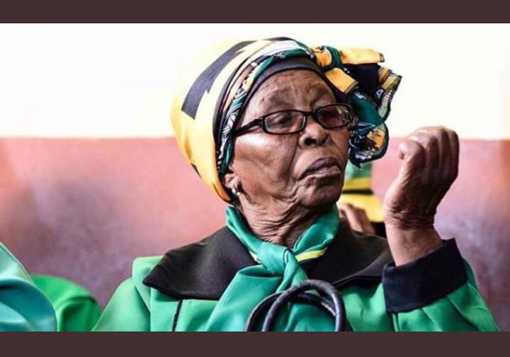 Mr_Magic_Bryce's tweet photo. Abeg wona leave that noise. Contri twitter don express Ei self for contri twitter problem start. π€£π€£π€£#IStandWithPride https://t.co/tAJLa1fGMY