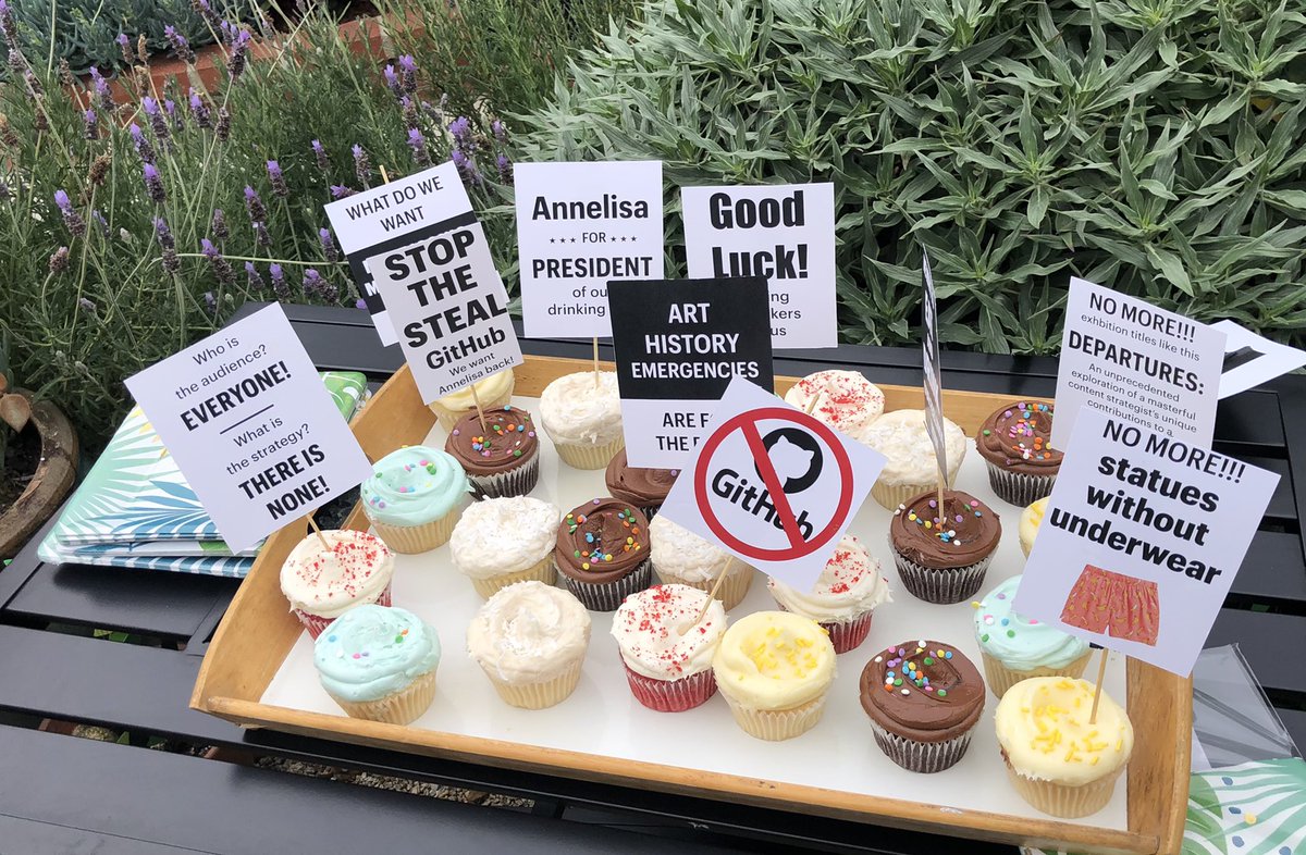 meowius's tweet photo. passive-aggressive cupcakes are the best cupcakes https://t.co/YFUYsX2hsf