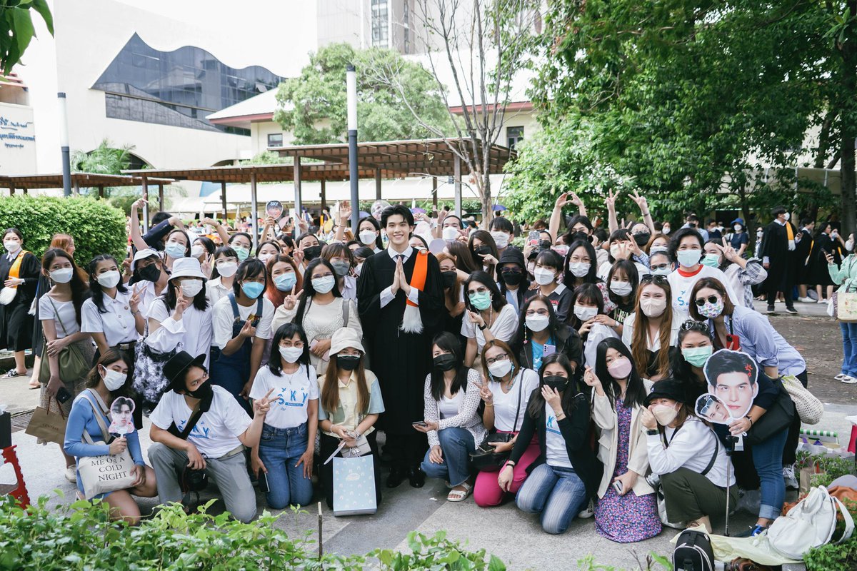 yyewviibjr's tweet photo. วันนี้ได้มาแล้วน้าาาาาาาา ~
#CongratSKY 🎓👏🏻
#skywongravee
#ก้อนเมฆของสกาย https://t.co/HstwjpE3PV