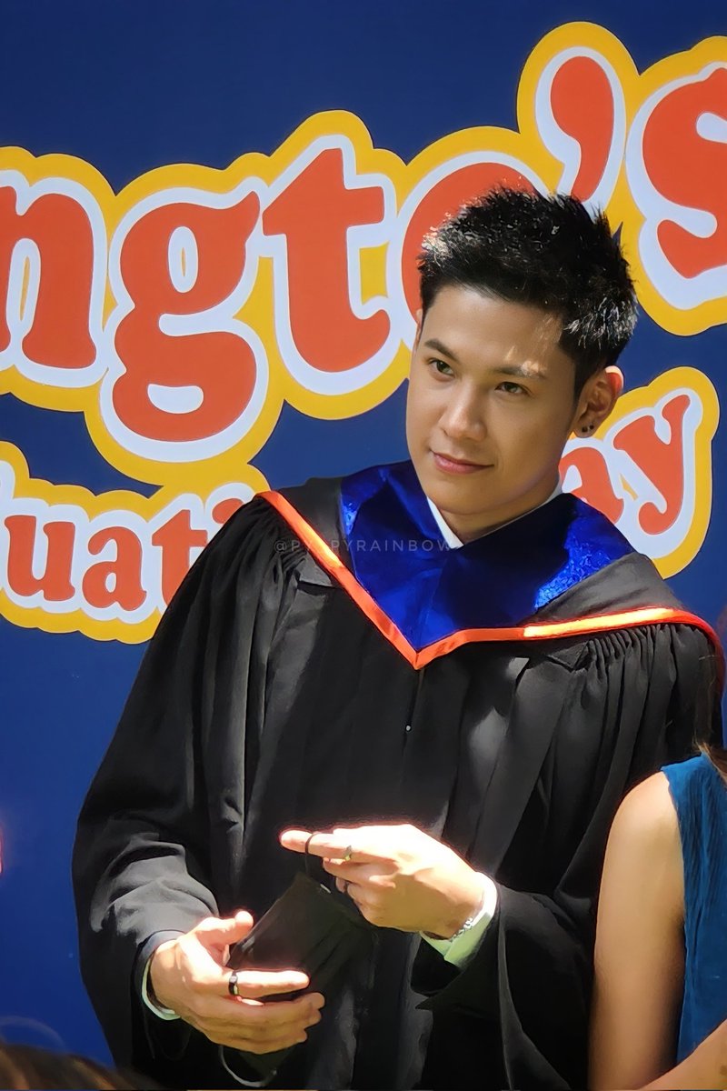 py_pyrainbow's tweet photo. ยินดีด้วยนะครับ บัณฑิตคนเก่ง 🎉🎉🎉 #SingtoGraduation #SingtoPrachaya https://t.co/WSaAkHWSed