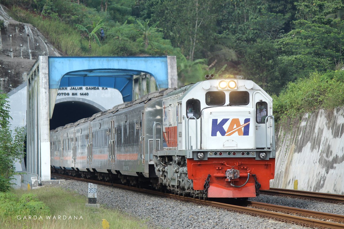 valegardaw's tweet photo. Fajar Utama Jogja
#keretaapikita
#fotosepur
#railwaysphotography
@KAI121 https://t.co/EwRyBc8PxG