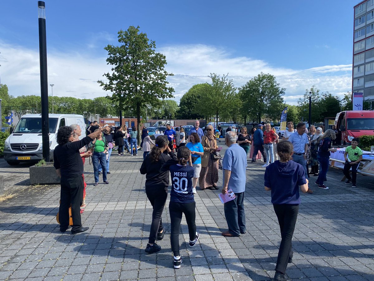 arjenvanree's tweet image. Dag van de Buurt in Overvecht was gister een dag vol ontmoetingen, gezelligheid, gesprekken, kennisdeling en mooi weer. @Stefclement nam ons mee in ploegentijd, kracht van collectief. Dag van de Buurt heeft laten zien dat met brede samenwerking je iets moois kunt organiseren.